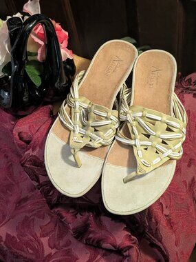 Casual CLARKS ARTISAN -Leather Fip Flops -Sage Green & White -Clogs  -Sz 11